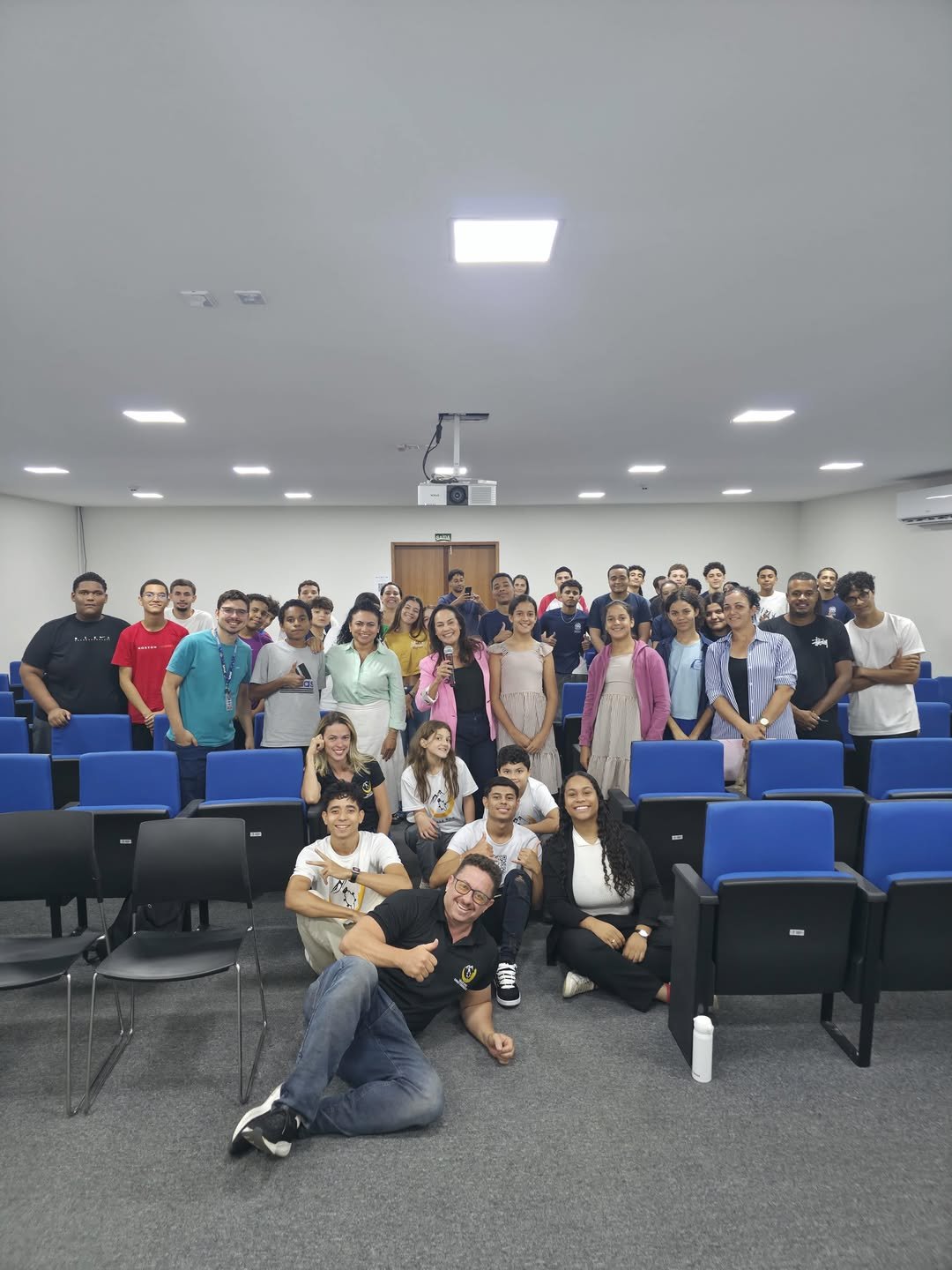 Turma do Vale dos Ornitorrincos reunida em auditório